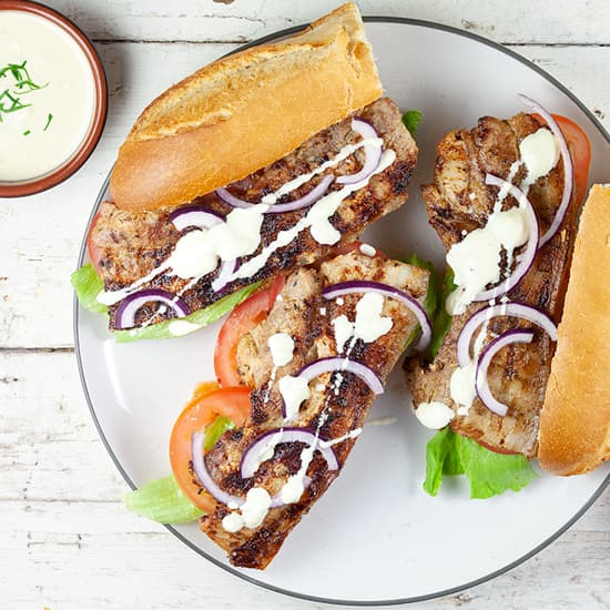 Broodje speklap van de barbecue