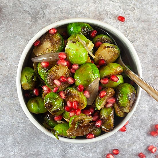Gebakken spruitjes met granaatappel