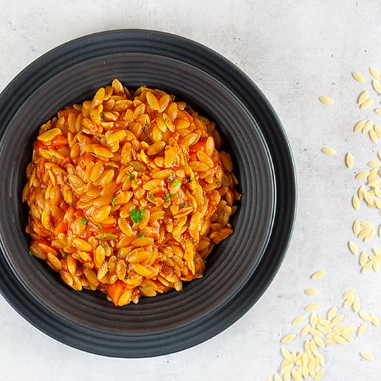 Griekse orzo in tomatensaus