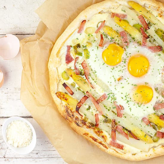 Plaattaart met witte asperges en ei