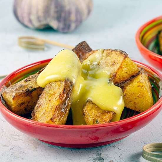 Patatas bravas met aioli