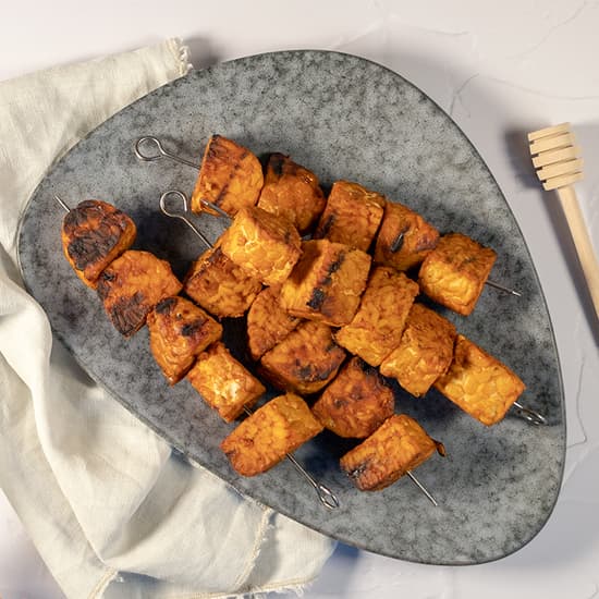 Tempeh spiesjes van de barbecue