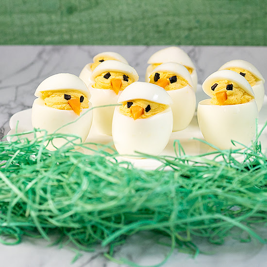 Paaskuikens van gevulde eieren