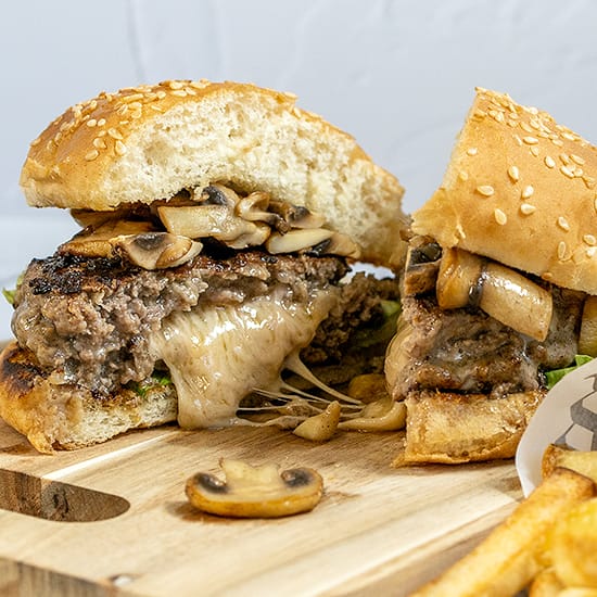 Zelf burgers gevuld met kaas maken