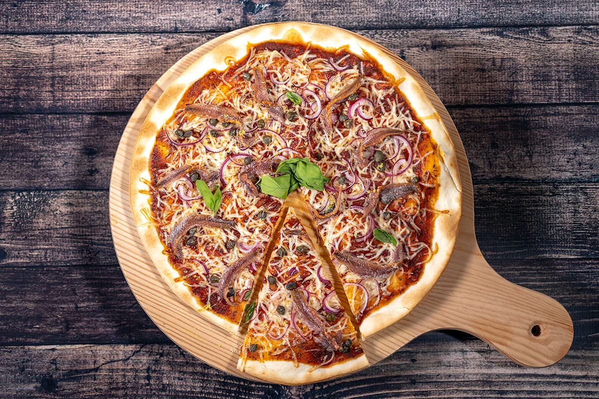Pizza met ansjovis en kappertjes