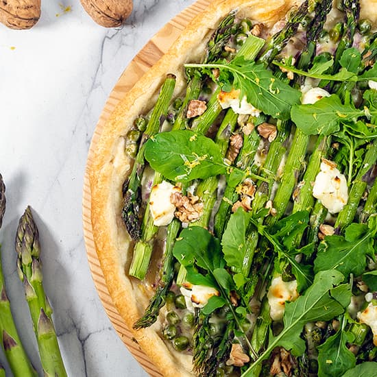 Plaattaart met groene asperges
