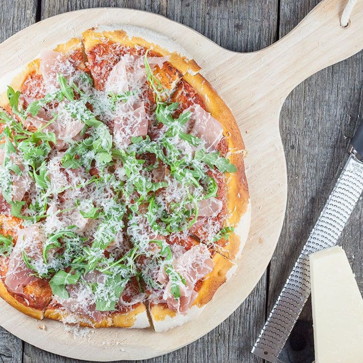 Pizza met serranoham en rucola