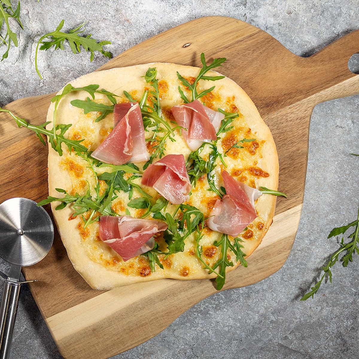 Pizza bianca met witte saus, ham en rucola