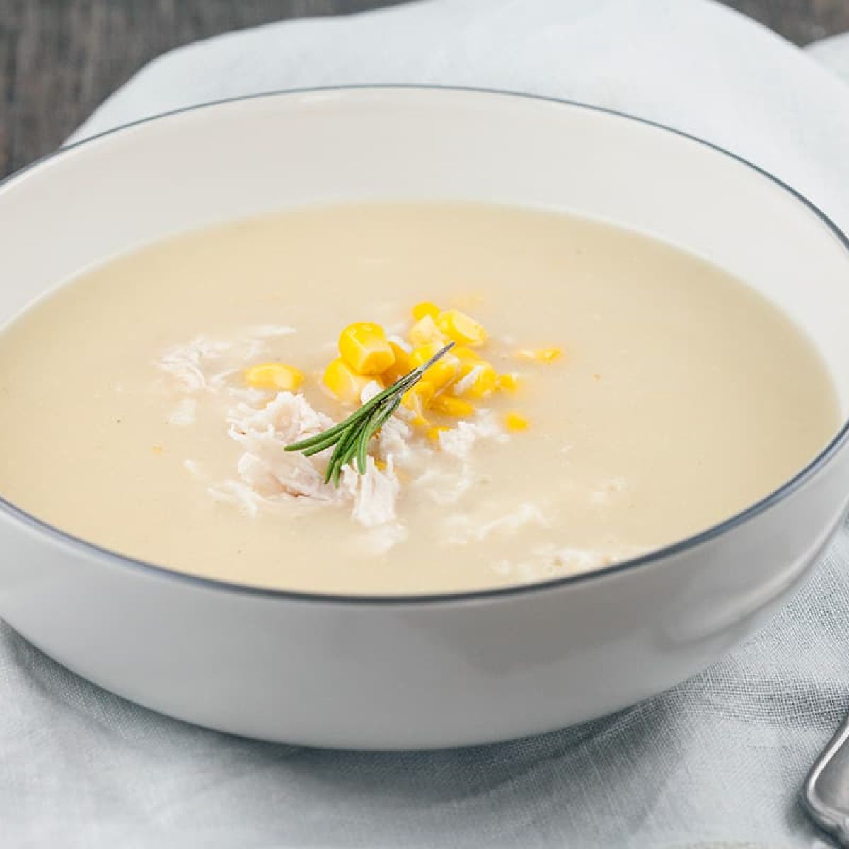 Gepofte knoflooksoep met kip en maïs