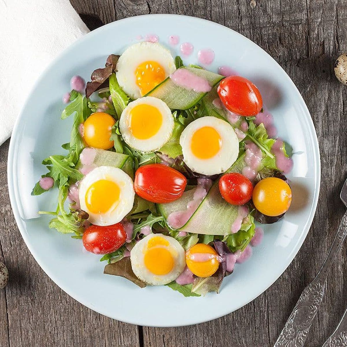 Salade met kwartelei