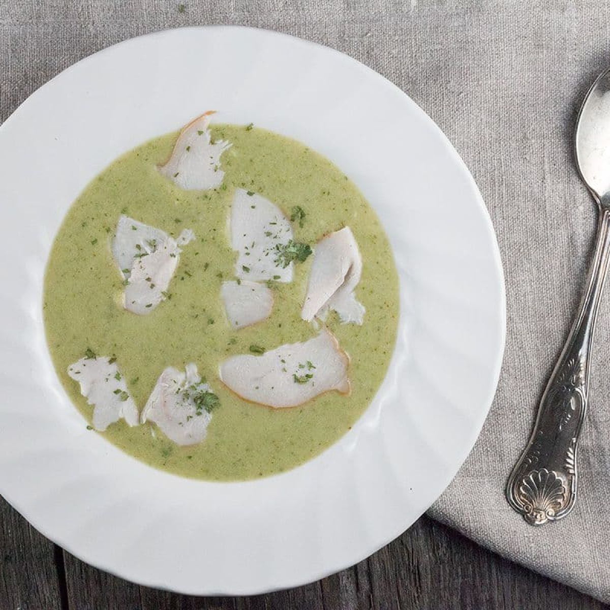 Romige broccolisoep met gerookte kip
