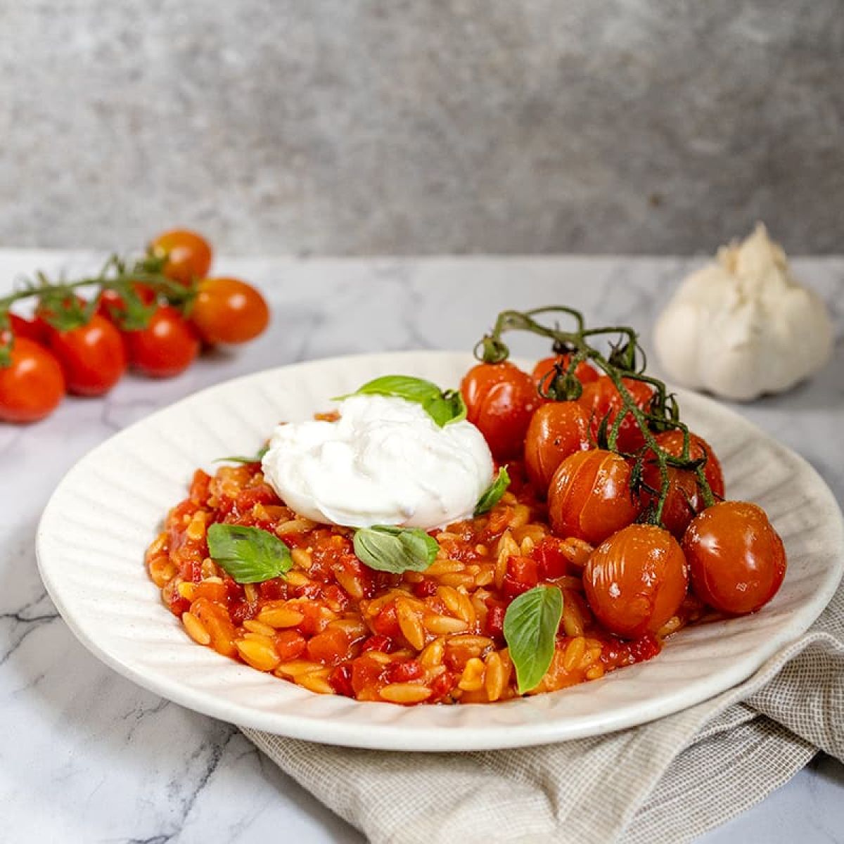 Paprika orzo met burrata - romige orzo met kruiden