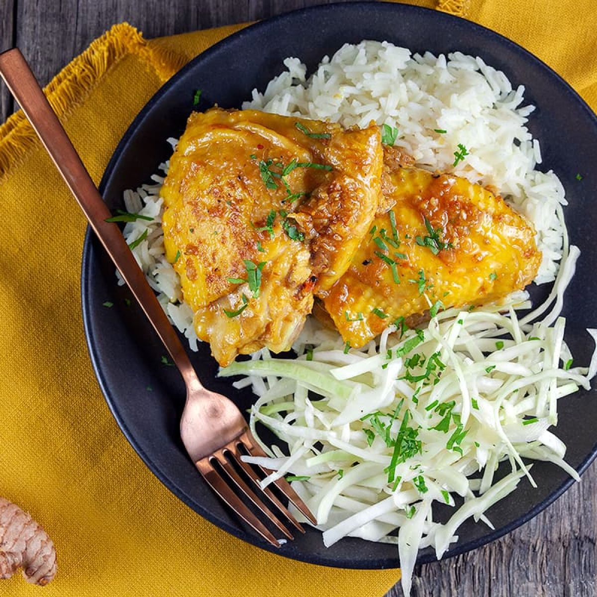 Kurkuma kip met rijst en frisse koolsalade