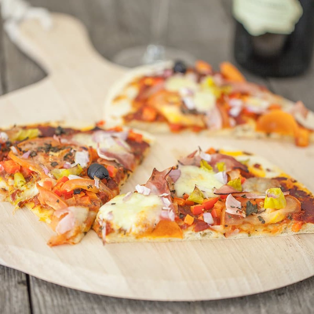 Mozzarella pizza met ham en paprika