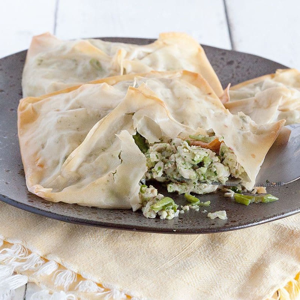 Filodeegpakketjes met kalkoen en radijs pesto