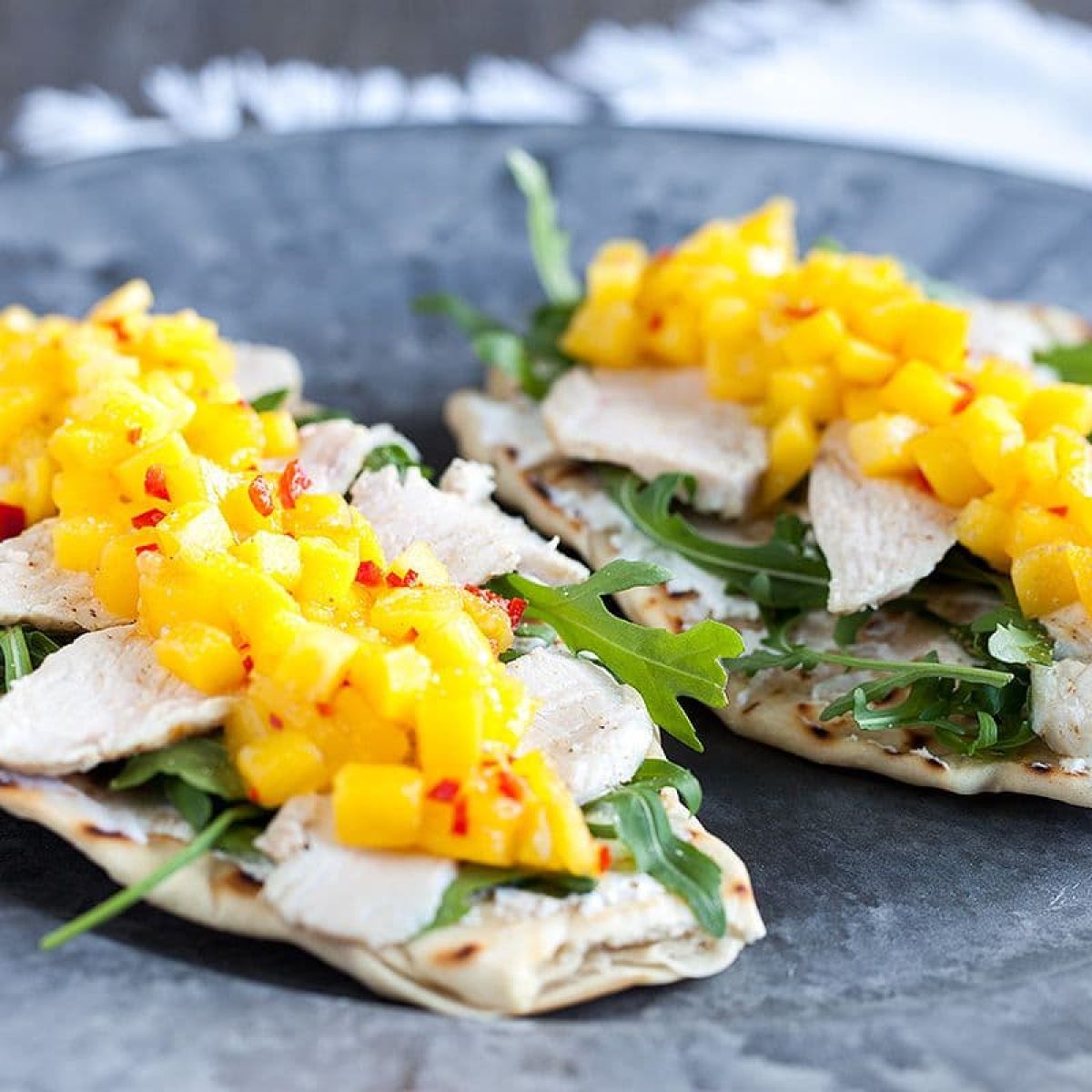 Kip met geitenkaas en mangochutney