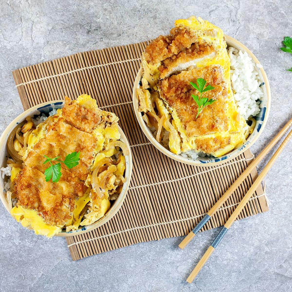 Katsudon is een krokante Japanse schnitzel
