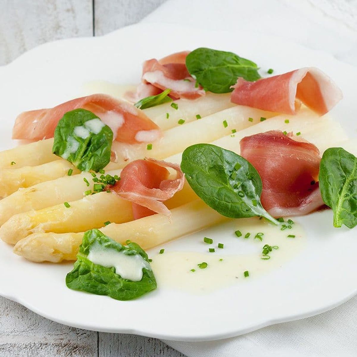 Witte asperges met Serrano ham en een frisse dressing