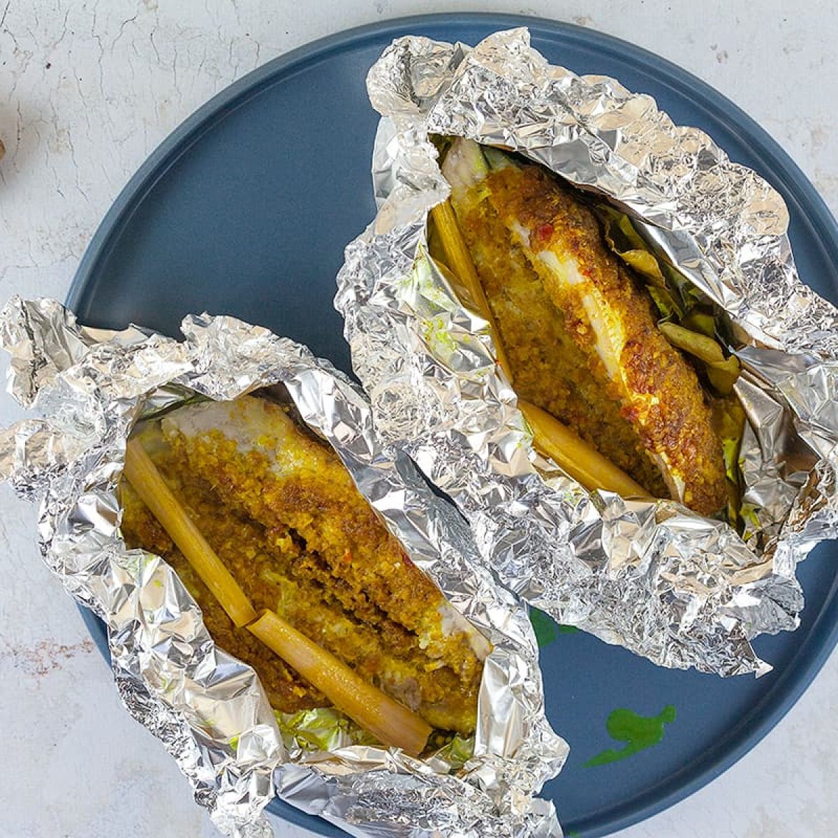 Pepesan Ikan (gestoomde makreel uit Indonesië)