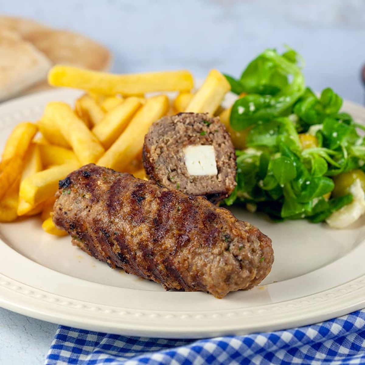 Griekse bifteki met feta zijn sappig én klaar in maar 30 minuten