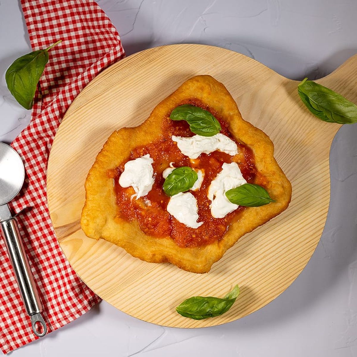 Pizza fritta - gefrituurde luchtige Italiaanse pizza