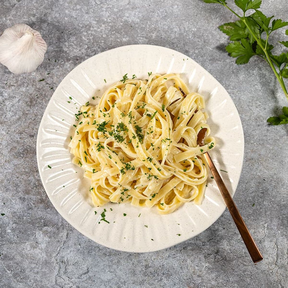 Pasta met knoflookroomsaus - makkelijke doordeweekse maaltijd