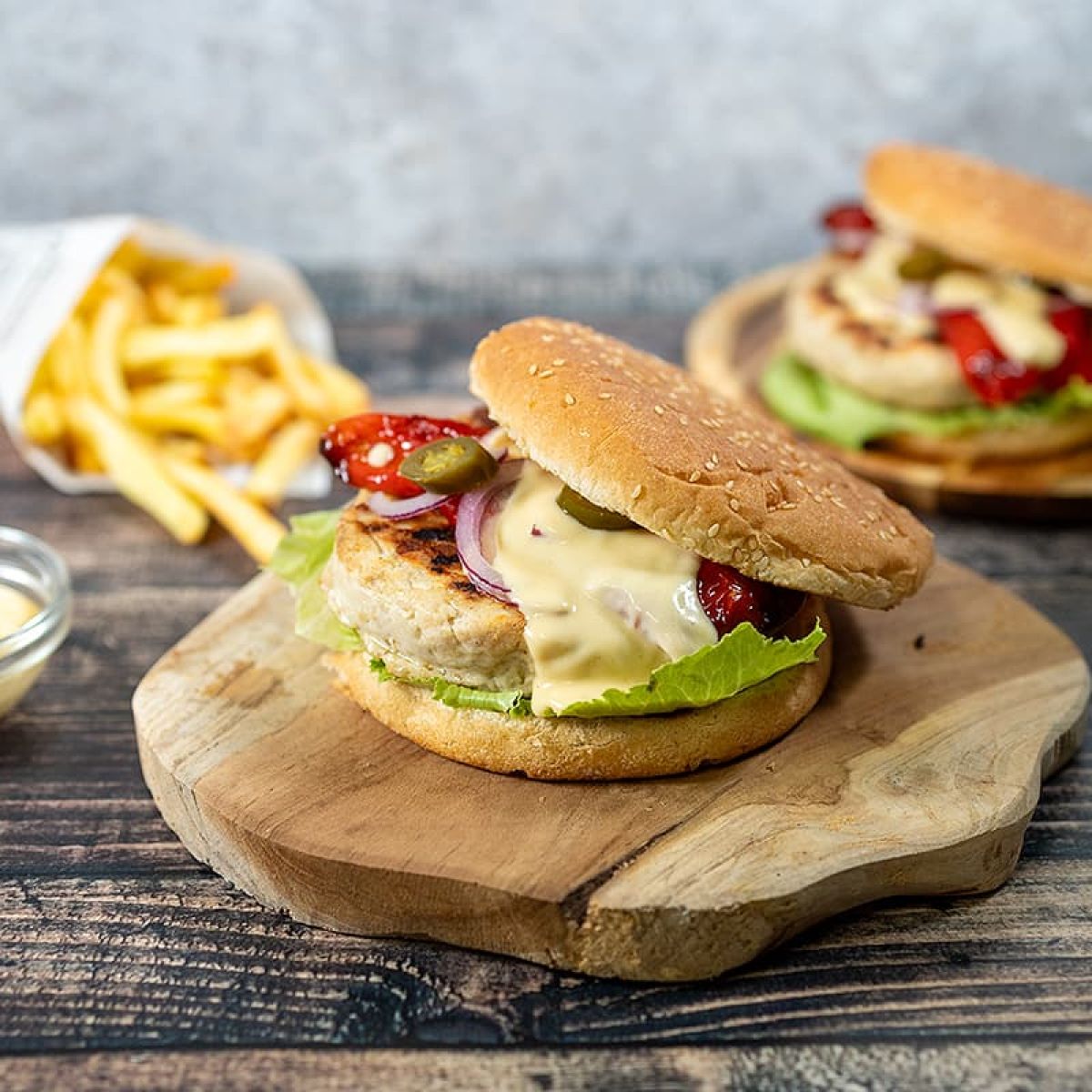 Kalkoenburger met kaassaus en gegrilde paprika