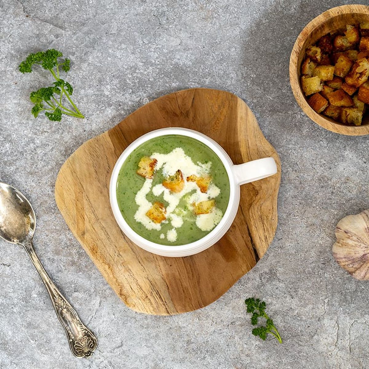 Peterseliesoep met croutons en knoflook