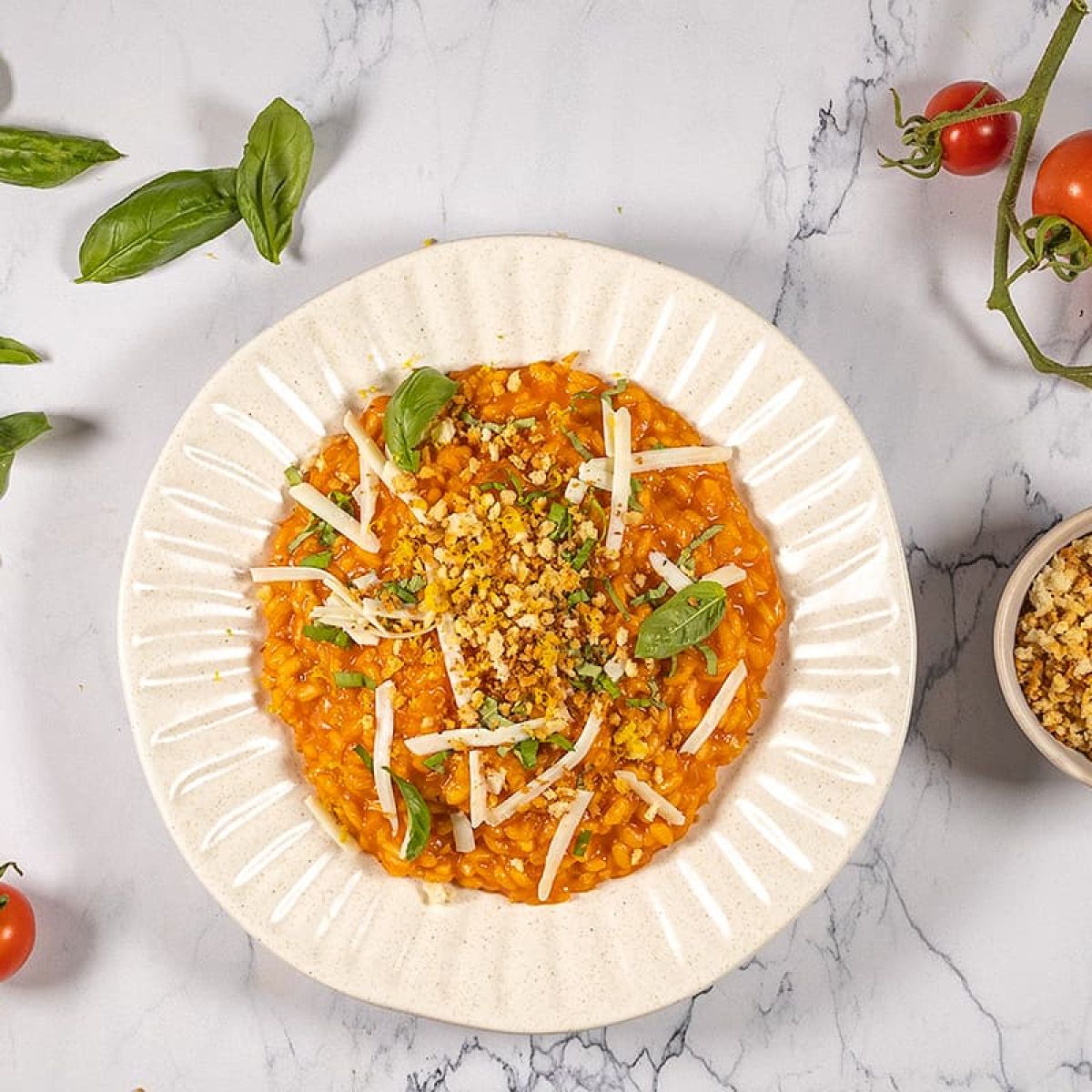Tomatenrisotto - met basilicum en krokant broodkruim