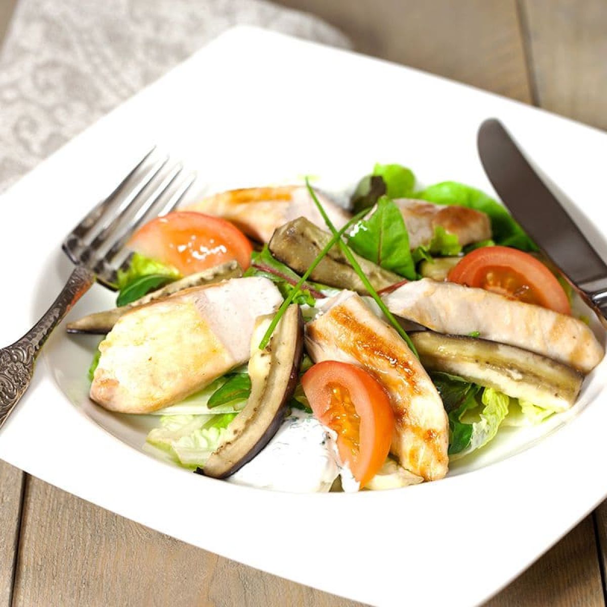 Kipsalade met oven geroosterde aubergine