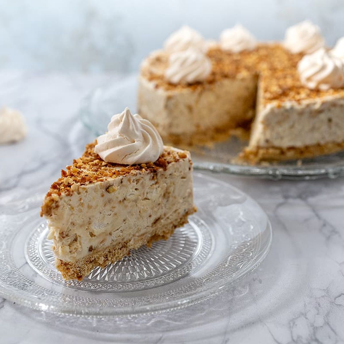Nougatine ijstaart - mokka ijstaart met meringues en nougatine nootjes