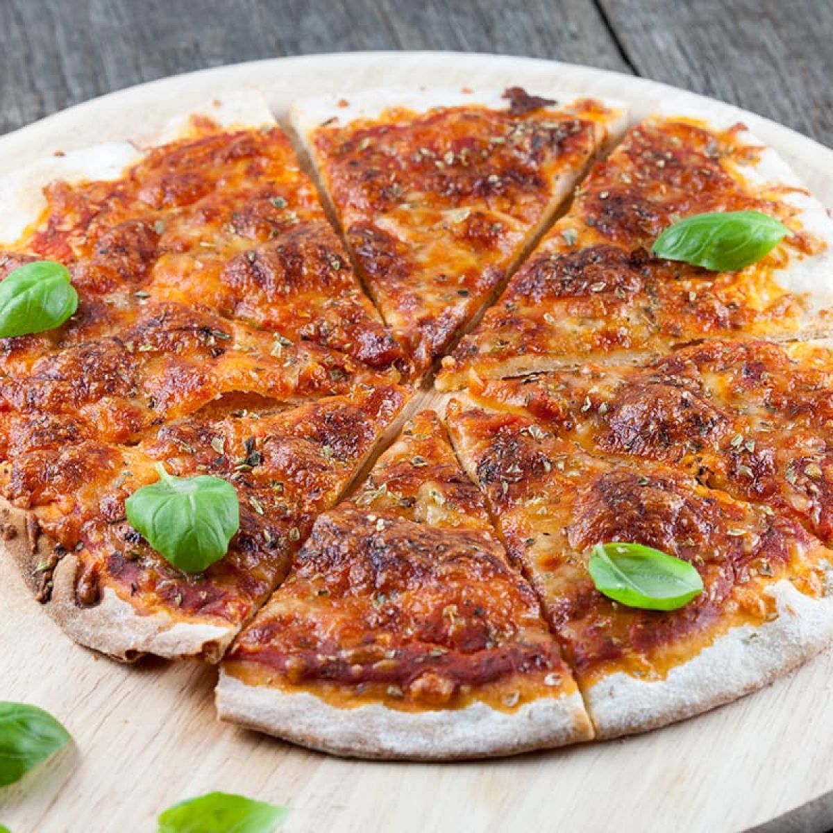Simpele pizza margherita met zelfgemaakt deeg