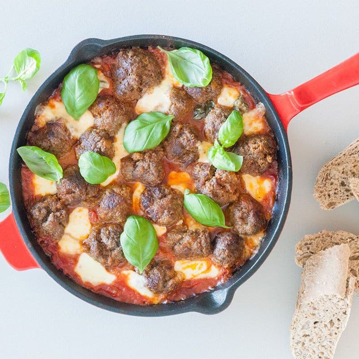 Gehaktballetjes met mozzarella in tomatensaus uit de oven