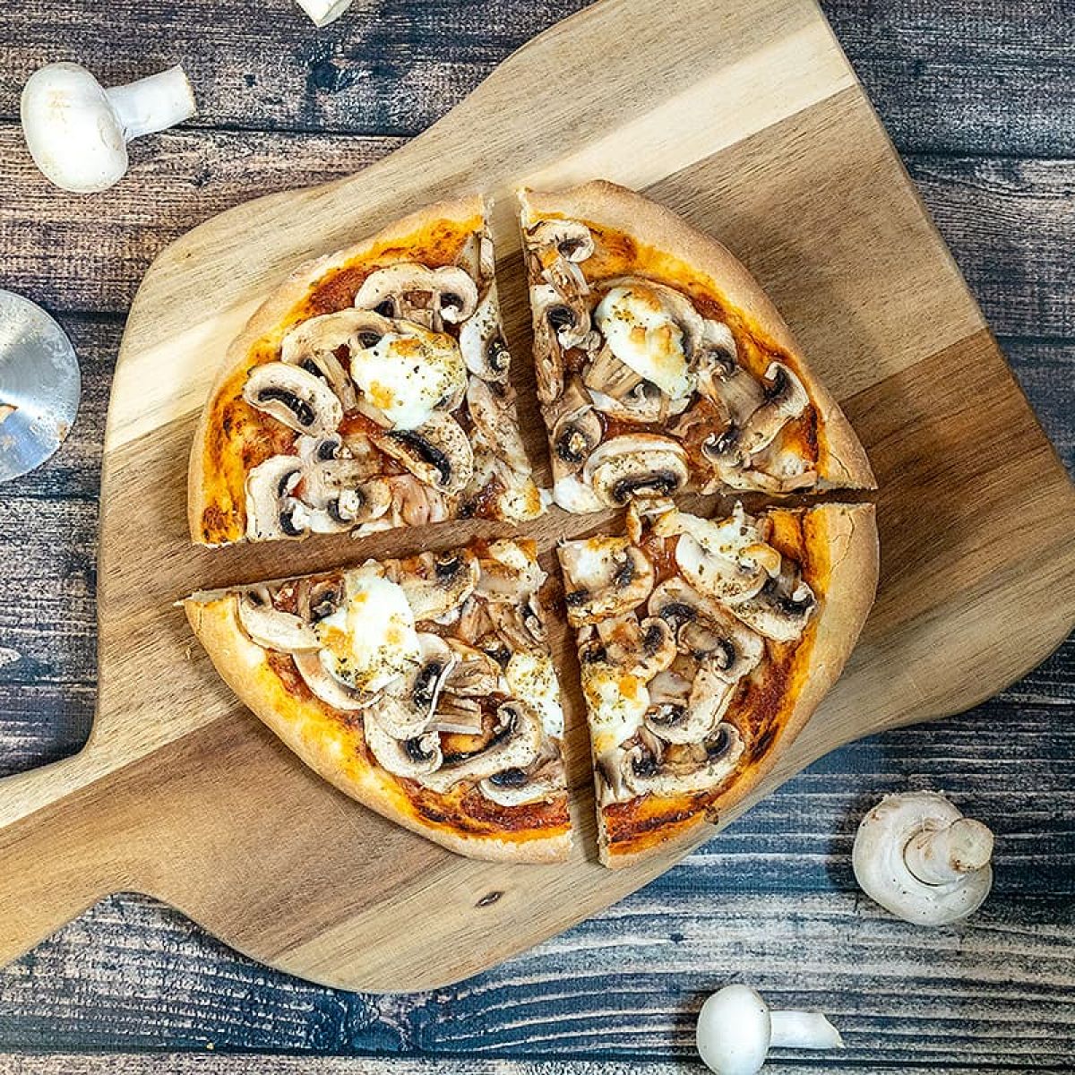 Goed gevulde pizza funghi (pizza met champignons)