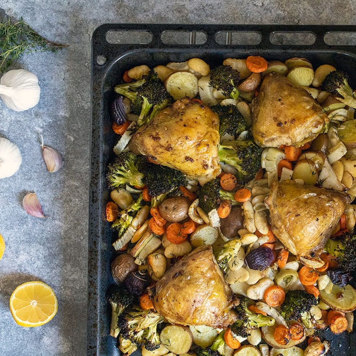 Traybake met kippendijen en limabonen