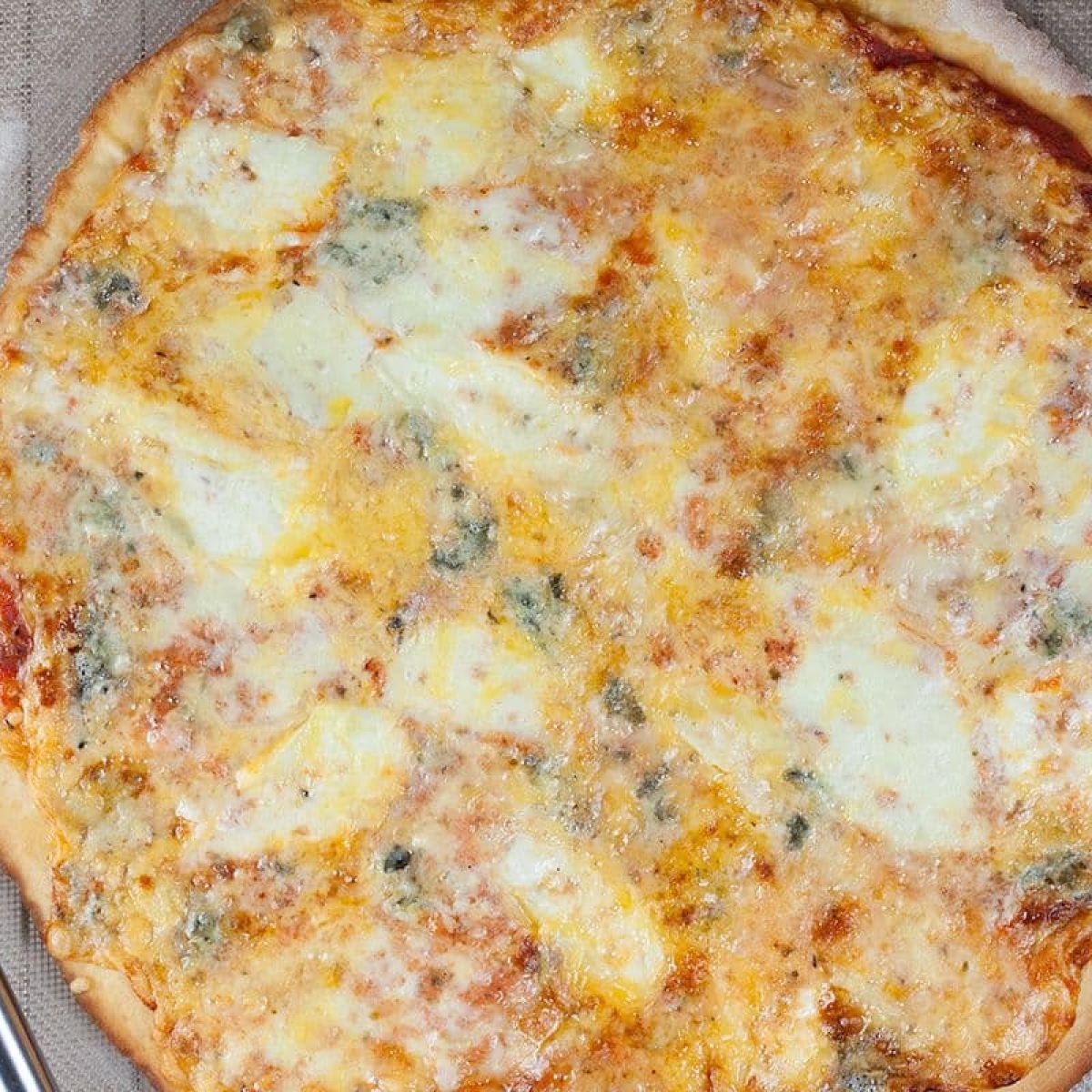 Quattro formaggi pizza