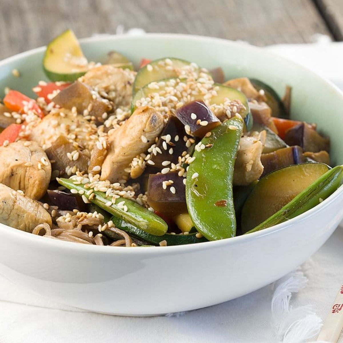Kip met groenten en sesam uit de wok