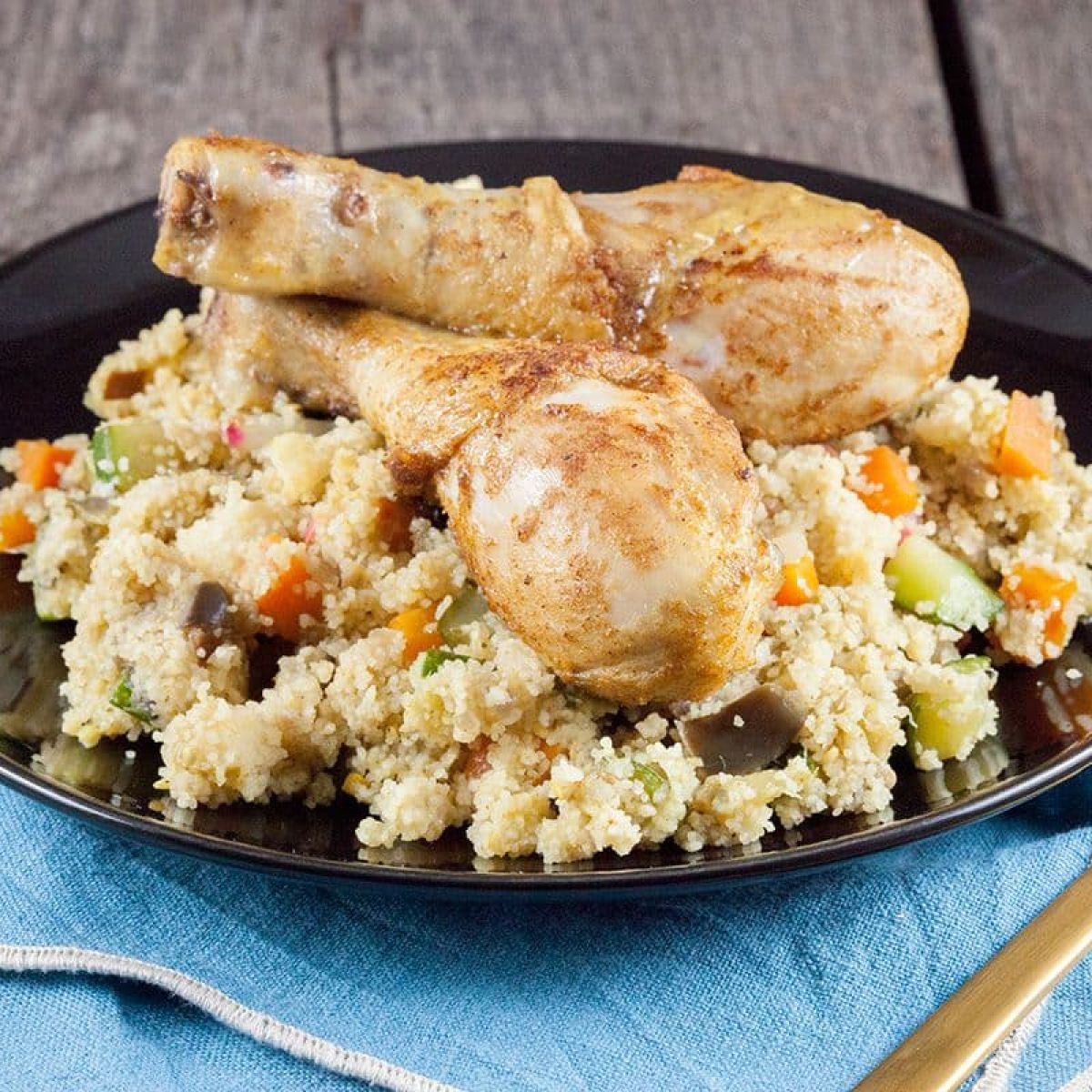 Couscous met groenten en kippenpoten