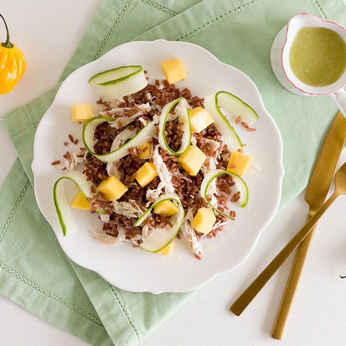 Pittige rode rijst salade met kip en mango