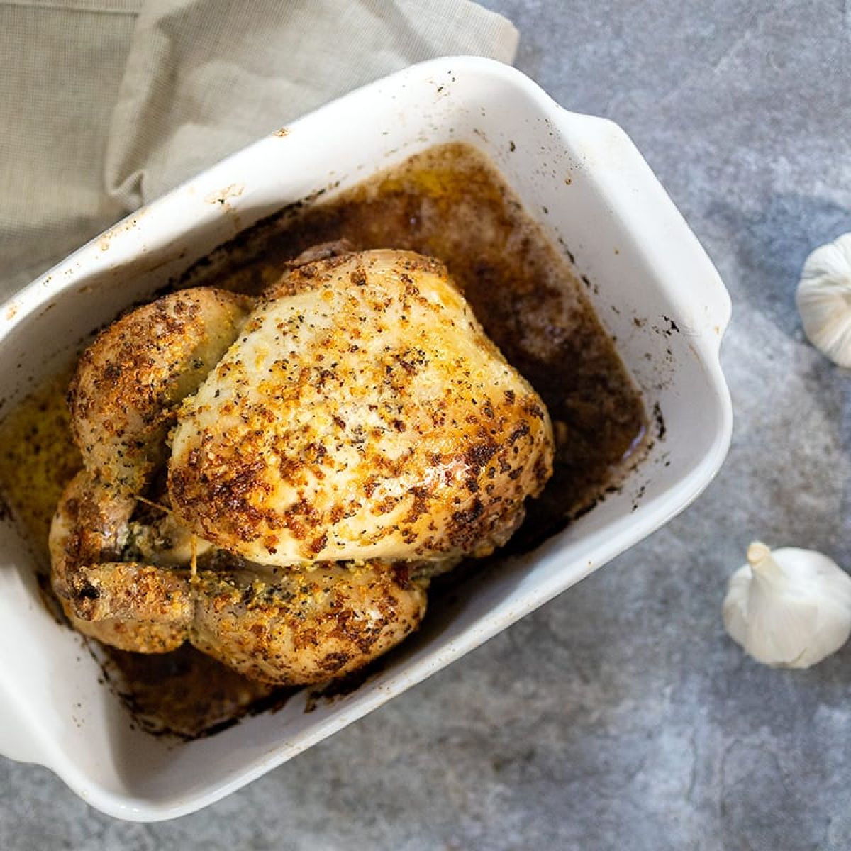 Hele kip uit de oven met knoflookboter
