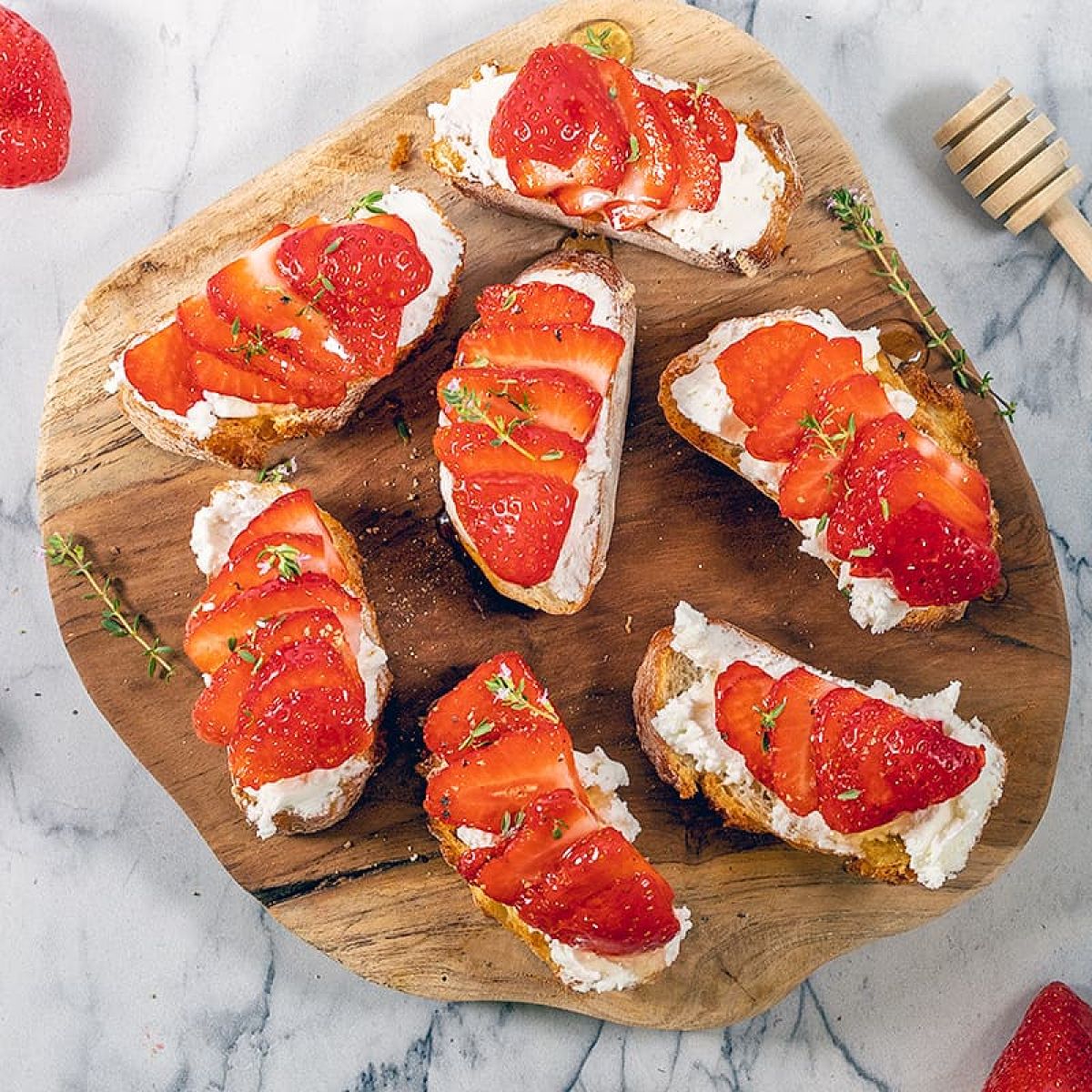 Crostini met geitenkaas en aardbeien is heerlijk hartig en zoet tegelijk!