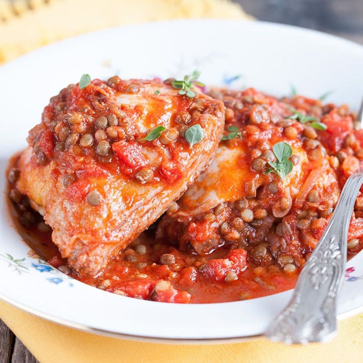 Kip met linzen en tomatensaus