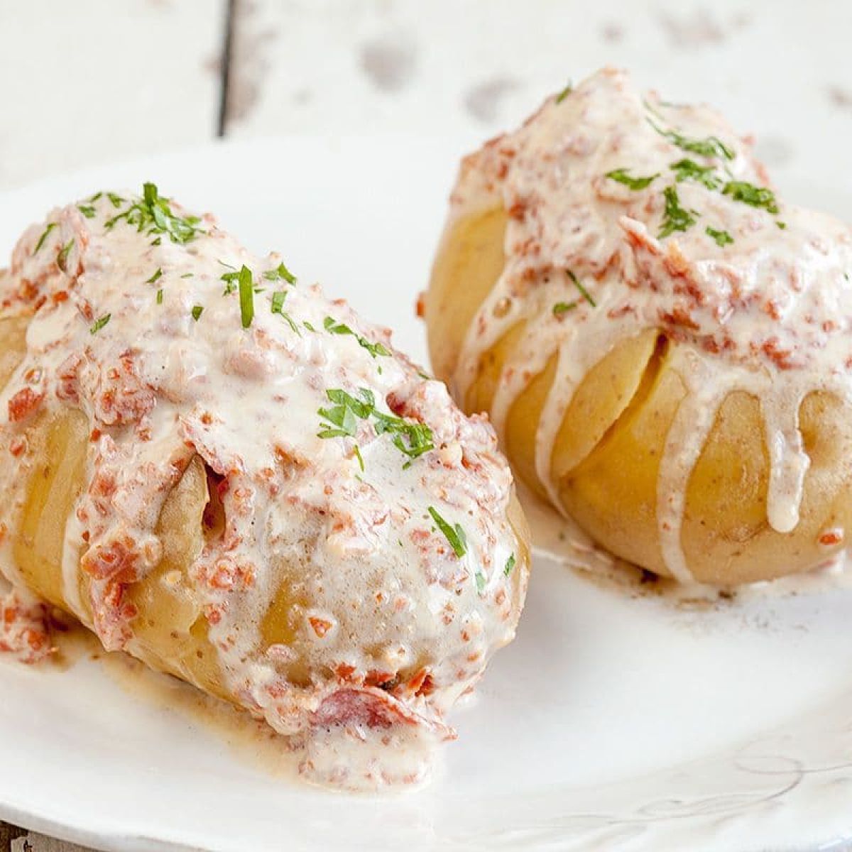 Gepofte aardappel met speksaus