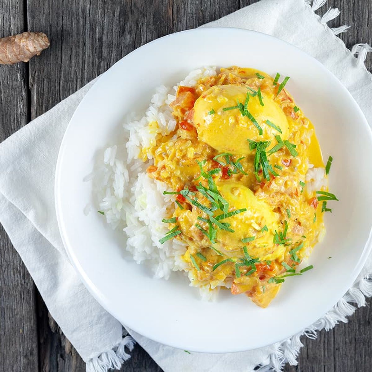 Kruidige eiercurry met verse kurkuma