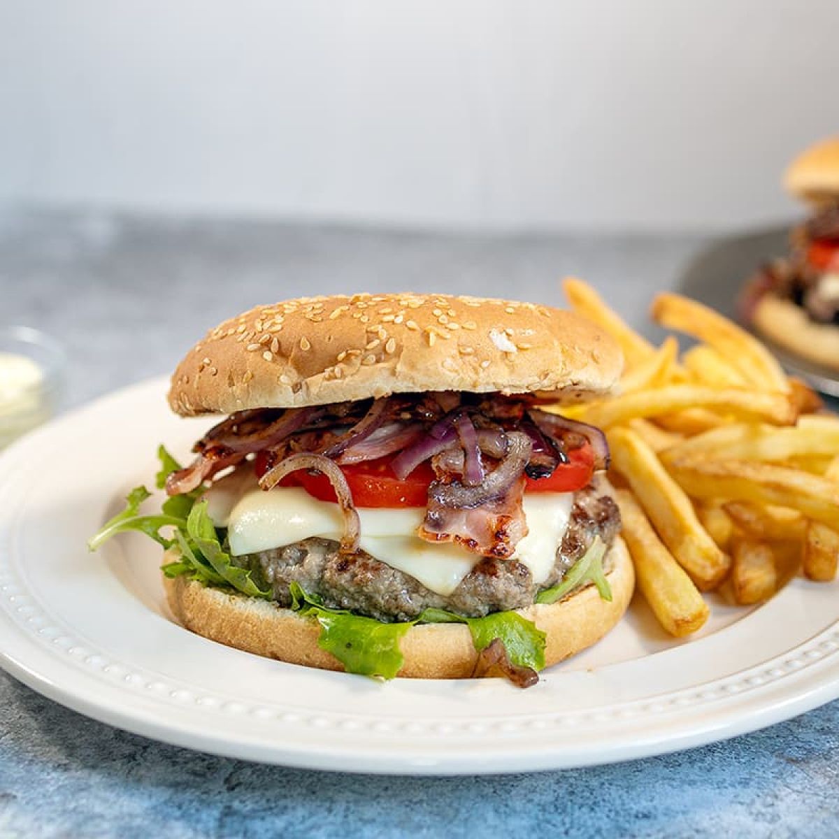 Broodje hamburger - klassieke burger met spek en kaas