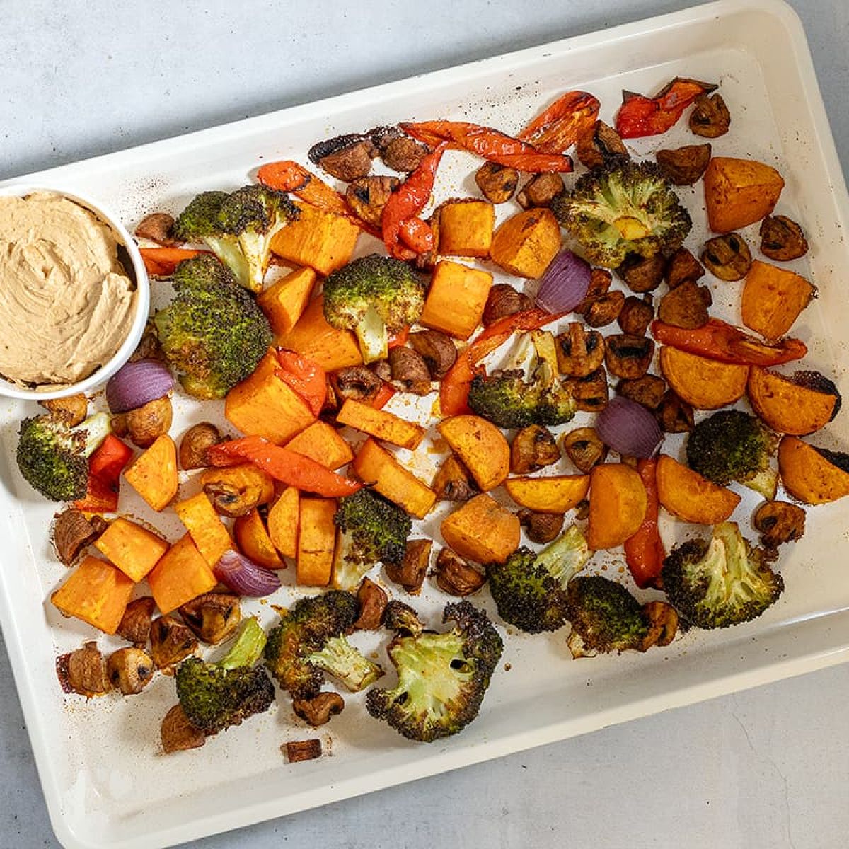 Zoete aardappel traybake - een bakplaat vol groenten