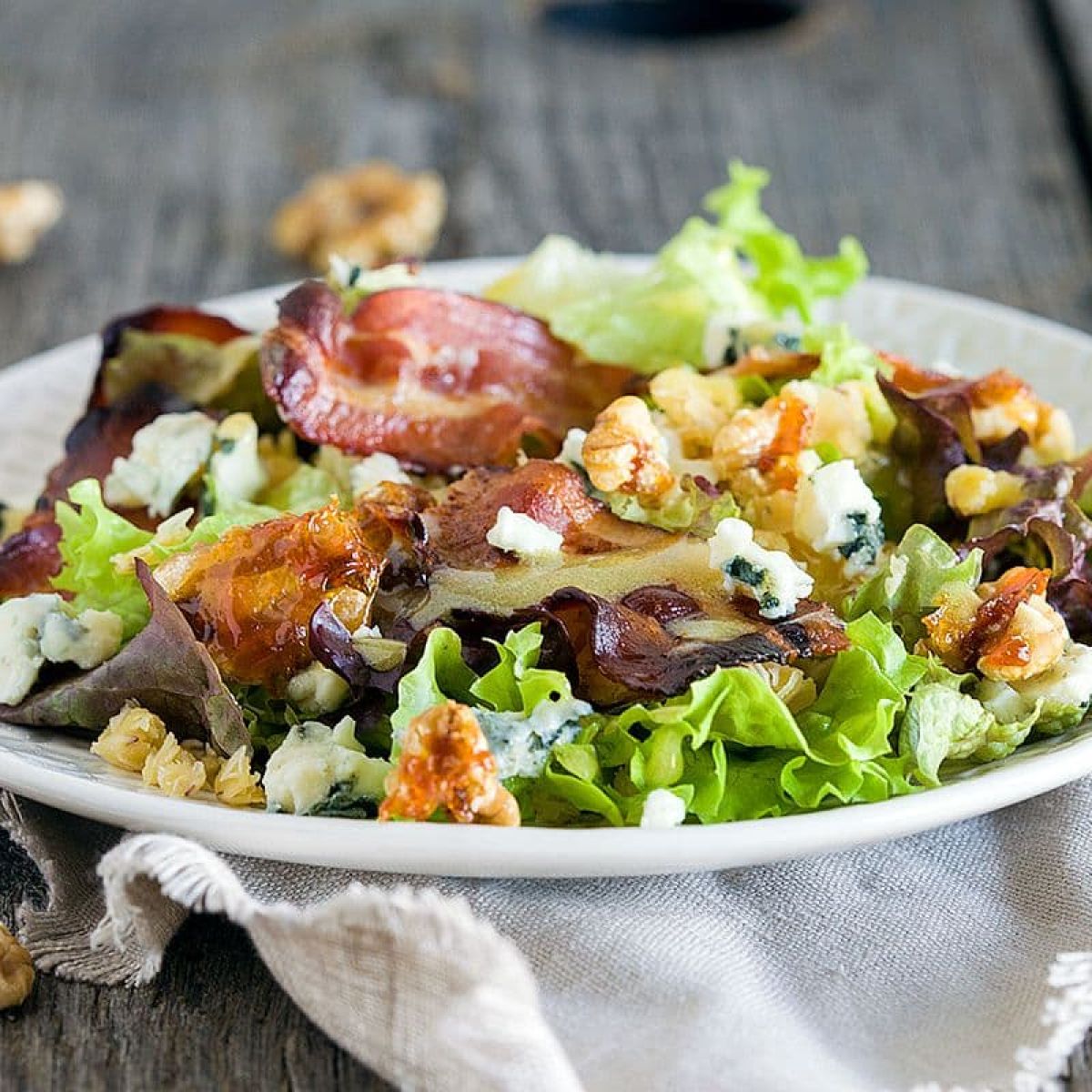 Herfstsalade met spek, linzen en kaas
