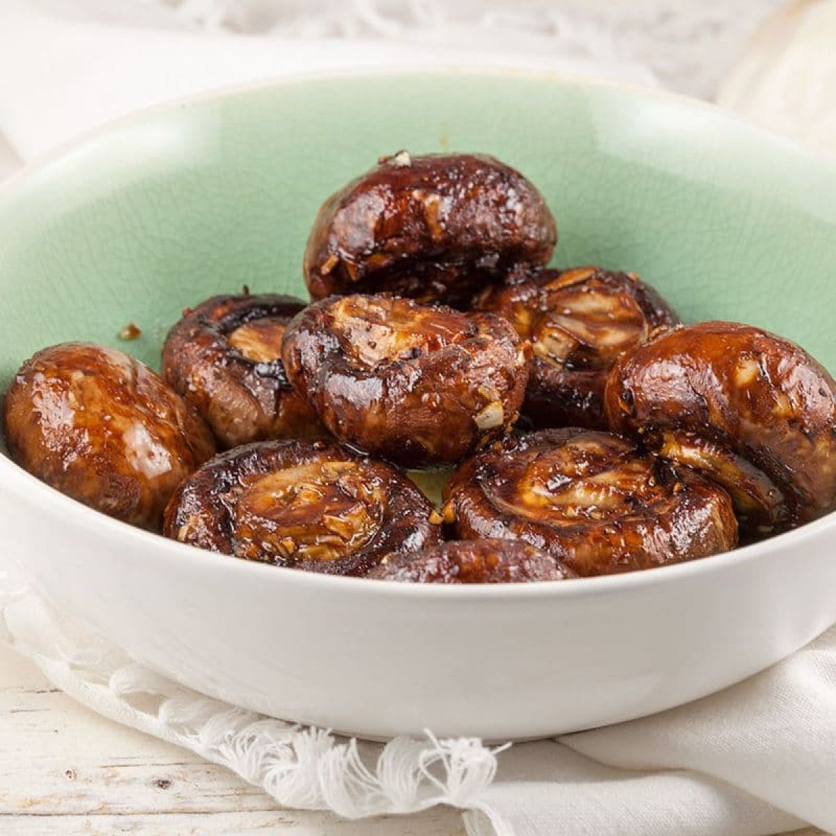 Gemarineerde kastanjechampignons van de barbecue