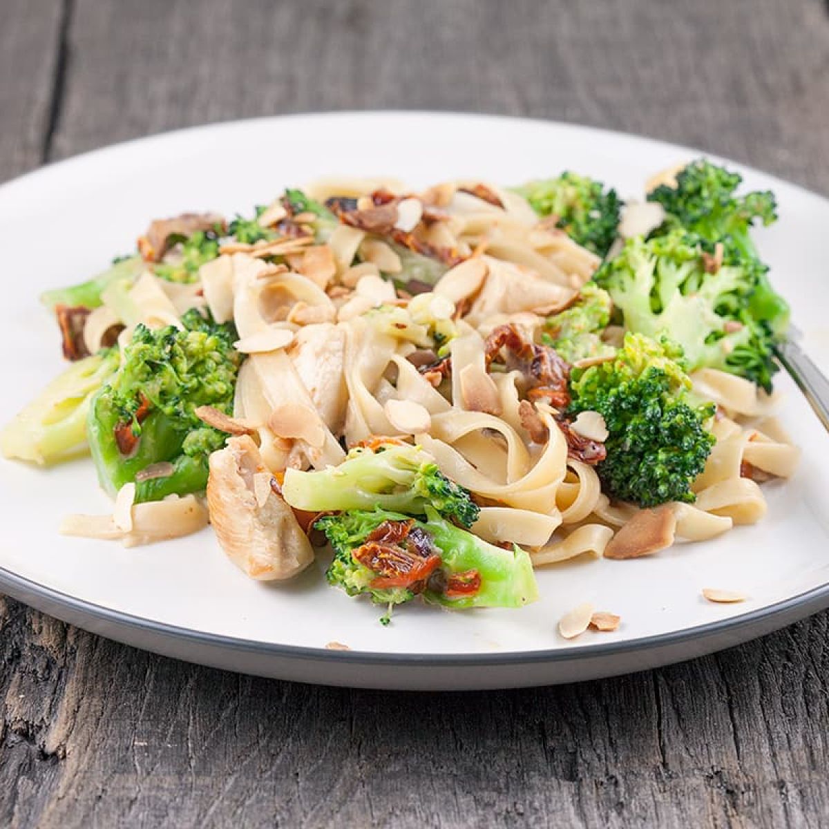 Romige tagliatelle met broccoli en kip