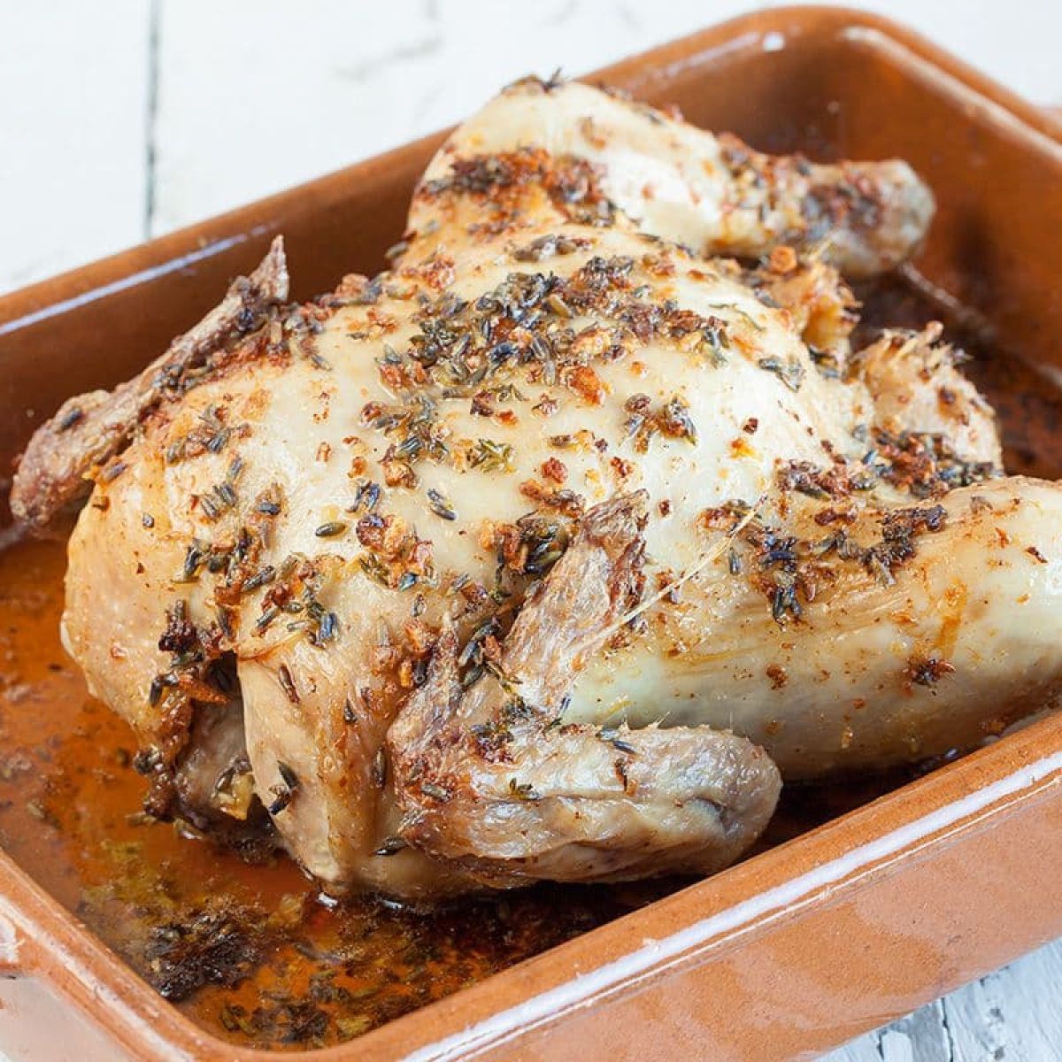 Hele geroosterde kip met knoflook en lavendel
